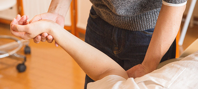 Image of a Kinesiologist testing a person’s Teres Minor muscle